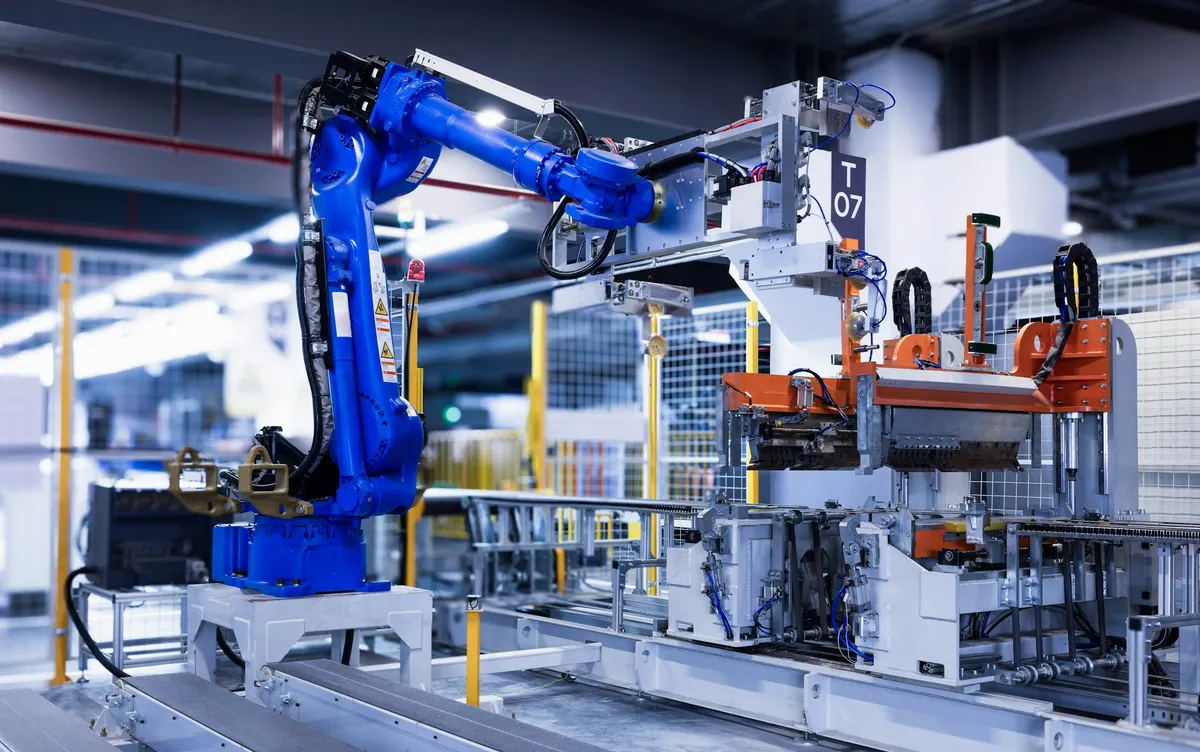Industrieroboter in einer automatisierten Fertigungslinie