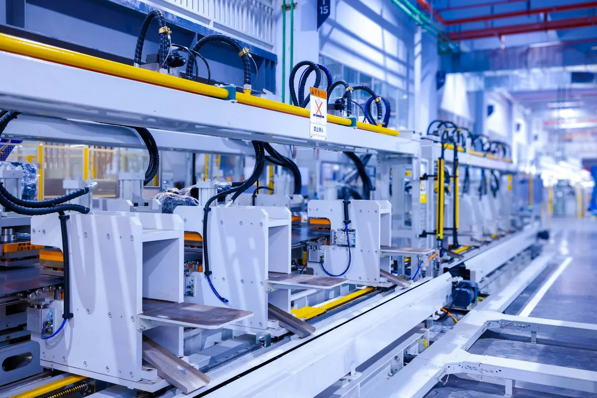 Automatisierte Montagelinie in einer Werkshalle